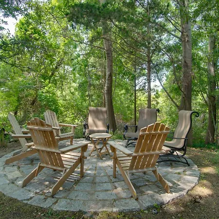 Walk To Beach And Lighthouse Oak Bluffs Studio!